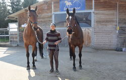 An jeder Hand ein Pferd: Debora Riehle mit Bruno (links) und Lilly (rechts).  FOTO: SAPOTNIK