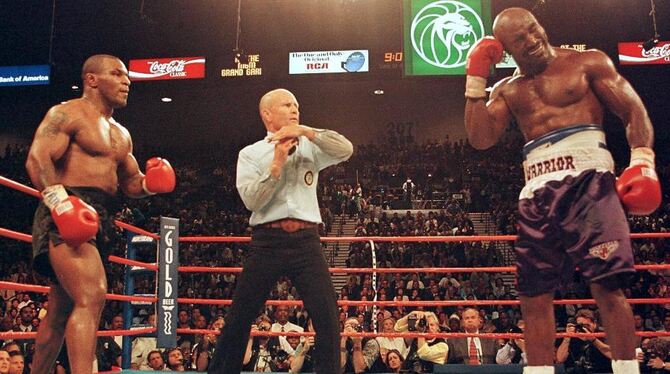 Ringrichter Lane Mills (Mitte) unterbricht am 28. Juni 1997 in Las Vegas in der dritten Runde den Schwergewichts-Weltmeisterscha