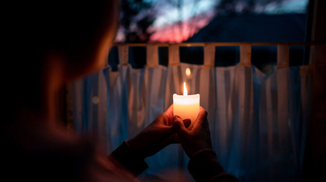 Ein katholischer Pfarrer aus dem Ruhrgebiet hatte die Idee, abends um 19 Uhr eine Kerze anzuzünden, auf die Fensterbank zu stel