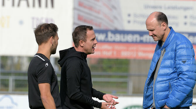 Martin Göggelmann (rechts), der bisherige Teammanager des SSV Reutlingen, im Gespräch mit Trainer Maik Schütt (Mitte) und Co-Tra