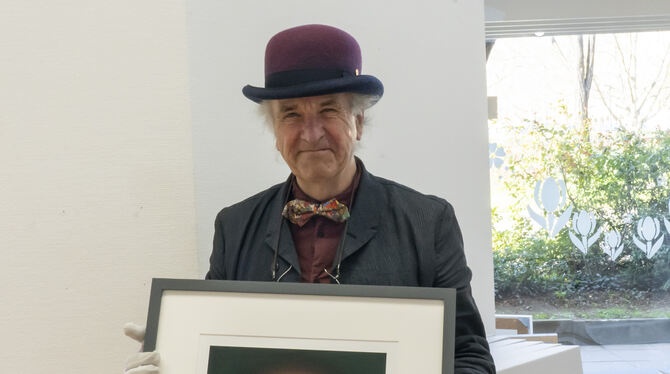 Wolf Nkole Helzle mit einem Exemplar von »Homo universalis«.  FOTO: PRIVAT