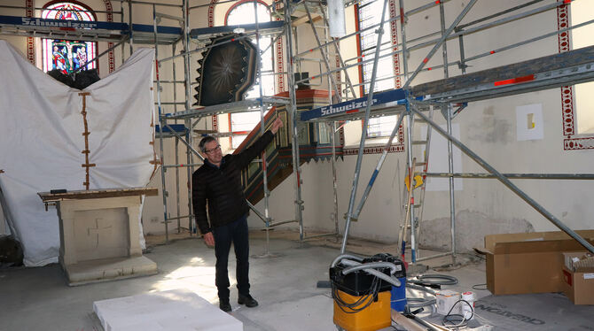 Helmut Rauscher erklärt, was die Innenrenovierung der Nikolauskirche umfasst.  FOTO: BLOCHING