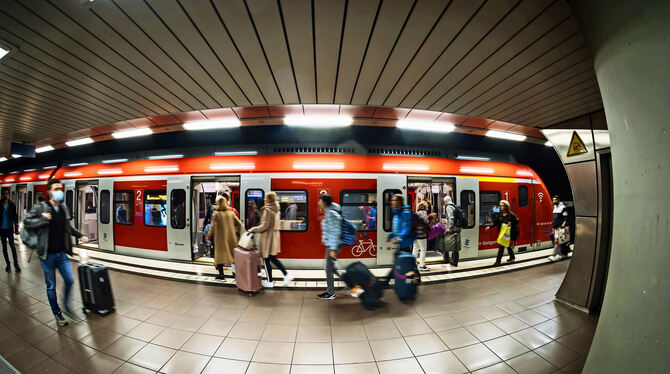 Viele Fahrgäste sind außer sich, weil in Stadtbahnen und S-Bahnen im ausgedünnten Fahrplan drangvolle Enge herrscht.  FOTO: LG