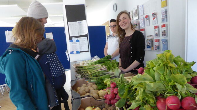 Grundversorgung als Tafel-Ersatz: bei der »NASE« im französischen Viertel mit den Stadträtinnen Dorothea Kliche-Behnken (SPD) un