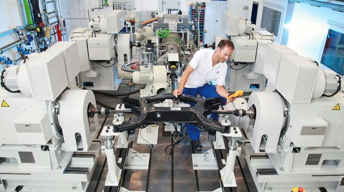 Ein Mitarbeiter arbeitet am Prüfstand für Getriebe im ZF-Werk in Friedrichshafen.  FOTO: ZF