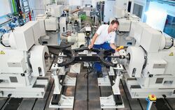 Ein Mitarbeiter arbeitet am Prüfstand für Getriebe im ZF-Werk in Friedrichshafen.  FOTO: ZF