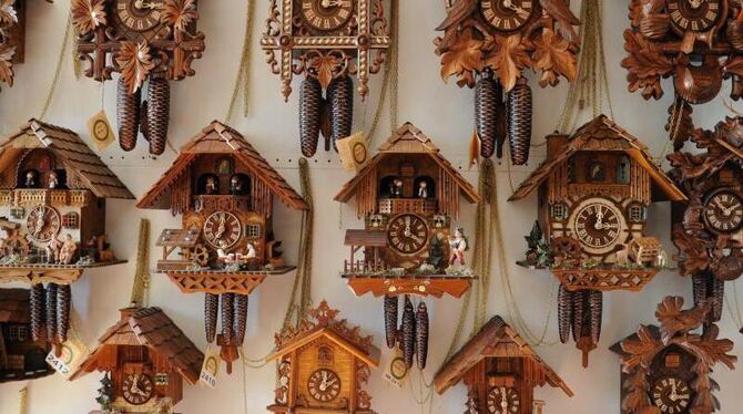 Kuckucksuhren hängen in einer Uhrenmanufaktur
