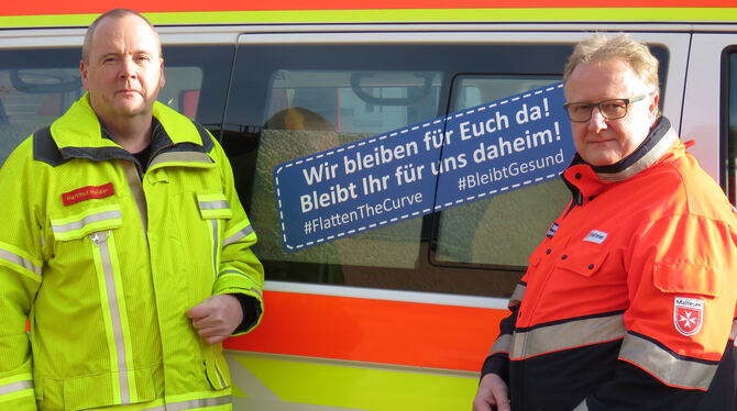Feuerwehrkommandant Hartmut Holder und Rettungswachenchef Dirk Reimann appellieren an die Menschen im Ermstal, daheim zu bleiben