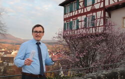 »Einer der schönsten Plätze hier«: Steffen Heß vor dem Gomaringer Schloss.  FOTO: WALDERICH