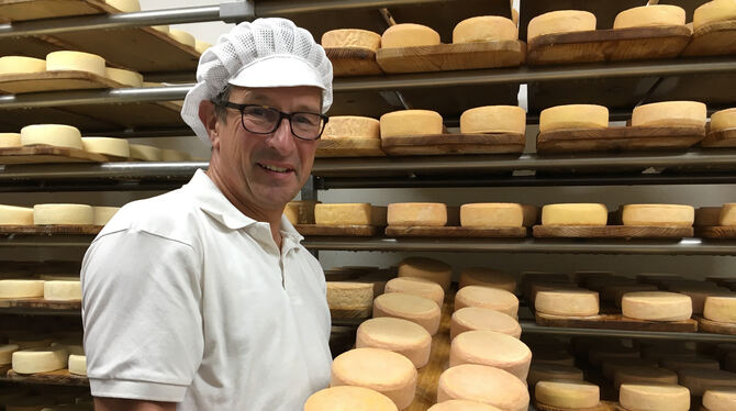 Helmut Rauscher produziert in Ödenwaldstetten derzeit mehr Hart- als Schnittkäse. Helmut Rauscher produziert in Ödenwaldstetten derzeit mehr Hart- als Schnittkäse.