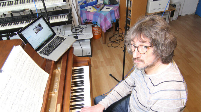 Der Uracher Komponist und Musiker Rainer Bürck hat schon öfter über Skype mit Kollegen zusammengearbeitet. Jetzt kann er auf die