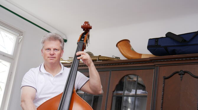 Bruno Seitz, der Leiter der Musikschule Metzingen, hat sich eigentlich mit Haut und Haar dem Blech verschrieben. Alphorn spielt