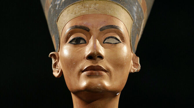 Im digitalen Angebot der Staatlichen Museen zu Berlin kommt man näher an die Büste der altägyptischen Königin Nofretete heran al
