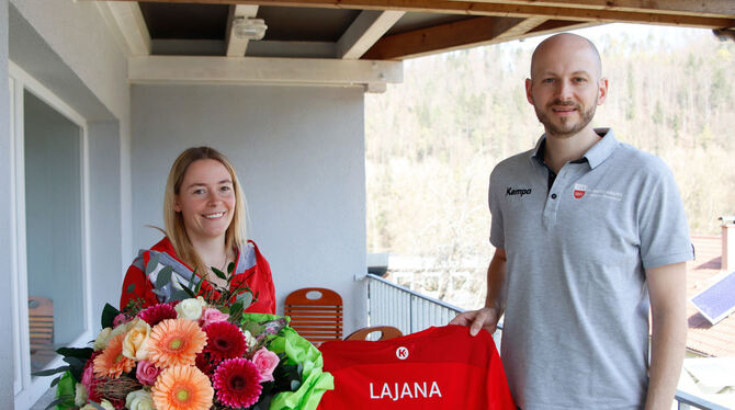 Abschied: Philipp Vollmer bedankt sich bei Lajana Kampf, die nach vier Jahren als Event- und Teammanagerin beim TV Rottenburg in