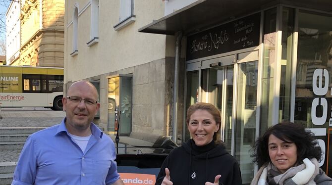 Soraya Salim (Mitte), Inhaberin des Dolce unterstützt die Aktion »Essen für Helden«. Bernhard Wagner und Nurcan Cetinkaya freuen