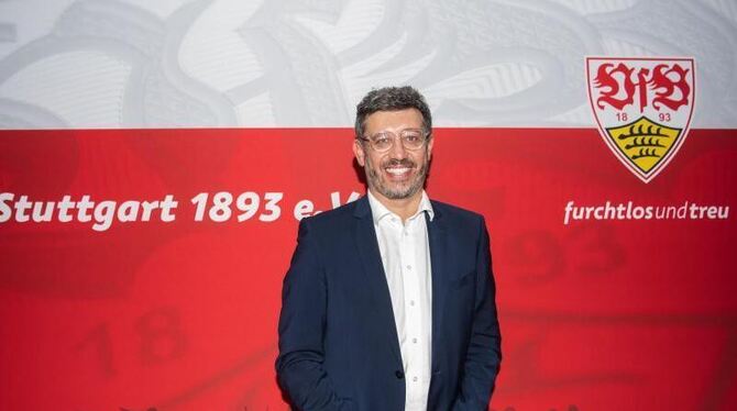 Claus Vogt steht vor einer Wand mit VfB Stuttgart Logo Claus Vogt steht vor einer Wand mit VfB Stuttgart Logo