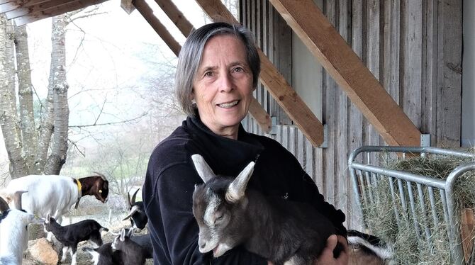 Vereinsmitglied Vera Weißer kennt die Ziegen seit vielen Jahren. Sie darf auch mal eines der vier Geißlein auf den Arm nehmen. F