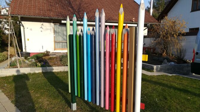 »Um Spaziergänger und Eltern mit Kindern eine Freude zu machen«, hat Familie Gassner aus Unterhausen einen »Buntstiftzaun« wiede