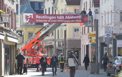 Ein Banner über der Wilhelmstraße zeigt den Slogan "Reutlingen hält Abstand"