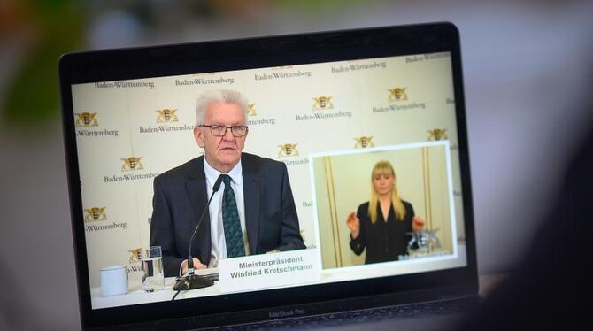 Winfried Kretschmann spricht während einer Pressekonferenz