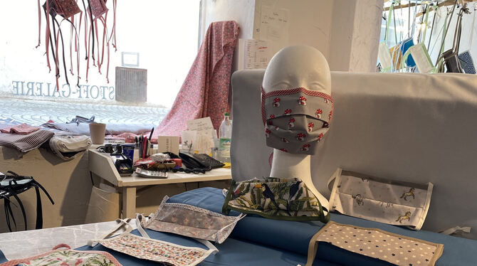In der Stoffgalerie schneidern die Mitarbeiter Masken. FOTO: SAPOTNIK