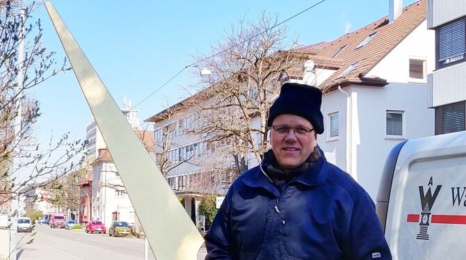 Fast so groß wie Uhrmacher Heinz Walz ist der Zeiger der Kirchenuhr.