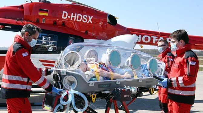 Luftretter mit EpiShuttle-Isoliertrage