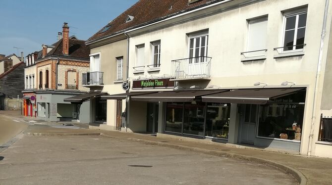 Leere Straßen in Gomaringens  Partnergemeinde Arcis-sur-Aube. Zu sehen ist nur der Schatten der Fotografin. Die Ausgangsbeschrän