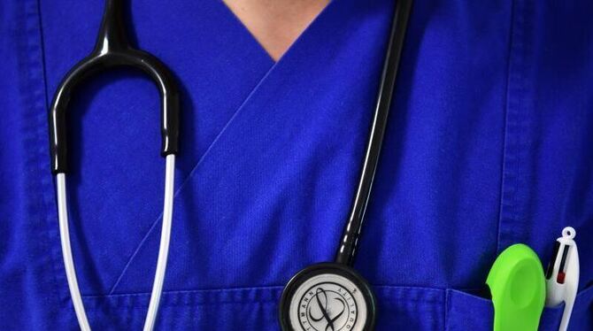 Ein Stethoskop hängt um den Hals eines Arztes