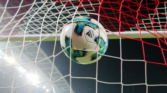 Ein Fußball fliegt ins Netz Ein Fußball fliegt ins Netz