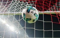 Ein Fußball fliegt ins Netz