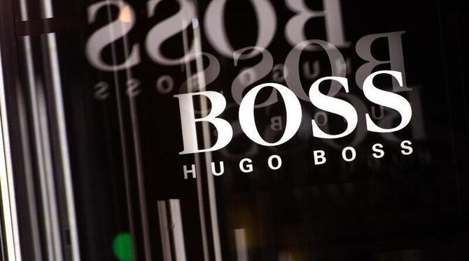 Das Logo von Hugo Boss spiegelt sich in mehreren Glasscheiben