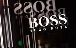 Das Logo von Hugo Boss spiegelt sich in mehreren Glasscheiben