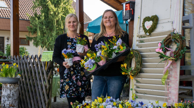 Die beiden Floristmeisterinnen Kerstin Nagel-Luik (links) und Marion Rättig-Nagel in Kirchentellinsfurt setzen mit Blumenpräsent