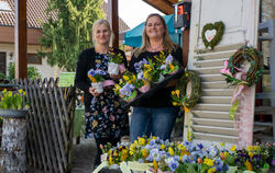 Die beiden Floristmeisterinnen Kerstin Nagel-Luik (links) und Marion Rättig-Nagel in Kirchentellinsfurt setzen mit Blumenpräsent