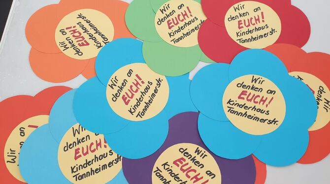 Dankeschönblumen für die Bewohner des Rommelsbacher Pflegeheims »Haus zur Dorfschule«: Gebastelt hat sie das Elternbeiratsteam d Dankeschönblumen für die Bewohner des Rommelsbacher Pflegeheims »Haus zur Dorfschule«: Gebastelt hat sie das Elternbeiratsteam d