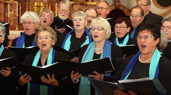 Die Singgemeinschaft Engstingen bescherte am Sonntag unterstützt von den Echaztaler Volksmusikanten und dem Chor »Vivida« in der
