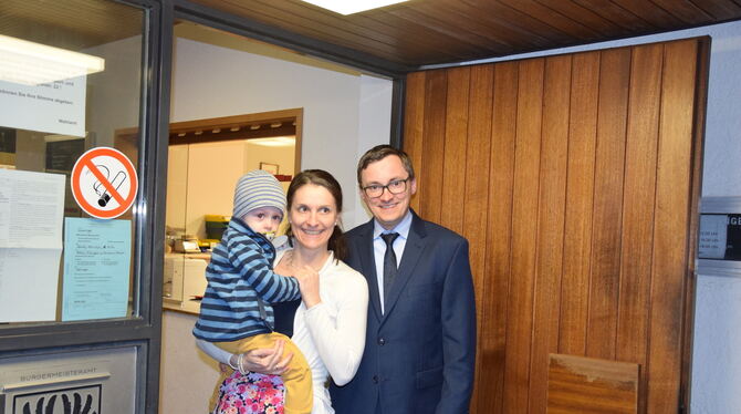 Steffen Heß mit Ehefrau Claudia und Sohn Jonathan am Sonntagabend. FOTO: KREIBICH Steffen Heß mit Ehefrau Claudia und Sohn Jonathan am Sonntagabend. FOTO: KREIBICH