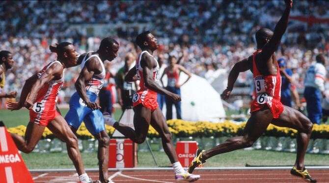100-Meter-Finale bei Olympia 1988: Ben Johnson rennt mit ausgestreckten Arm über die Ziellinie.  FOTOS: WITTERS