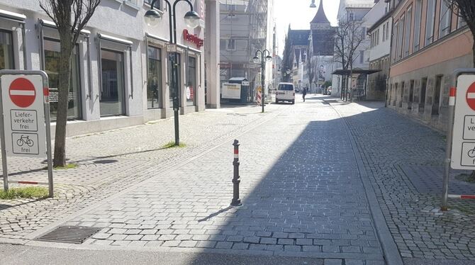 Neu auf der Metzgerstraße: ein einsamer Pfosten.  FOTO: MÜLLER