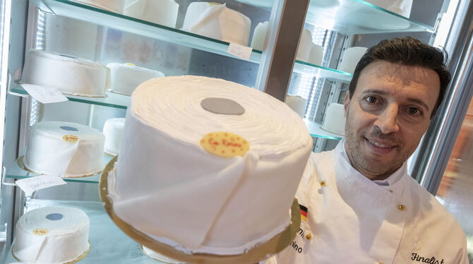 Der Eiskonditor Pino Cimino zeigt in seiner Eisdiele Eistorten in Form von Toilettenpapier-Rollen. Die Torten können nur telefon