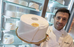 Der Eiskonditor Pino Cimino zeigt in seiner Eisdiele Eistorten in Form von Toilettenpapier-Rollen. Die Torten können nur telefon