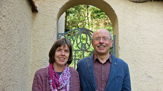 Siegfried Häußler mit seiner Frau Christa, die in der Friedenskirchengemeinde ehrenamtlich aktiv sein wird.  FOTO: RAPP-HIRRLING