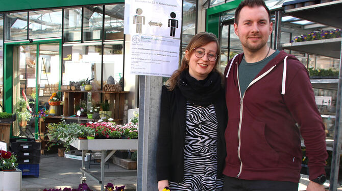 Sandra und  Andreas Staneker von Blumen Eppler in Zwiefalten sind trotz Coronakrise und deutlich abgeschwächten Verkaufszahlen d