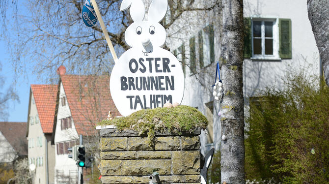 In Talheim ist der Osterbrunnen schon seit ein paar Tagen geschmückt.  FOTO: PIETH