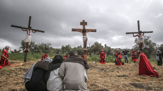 Christus auf Golgatha am Kreuz, umringt von römischen Legionären, vor ihm knien wenige Getreue: Hier spielen christlich-libanesi