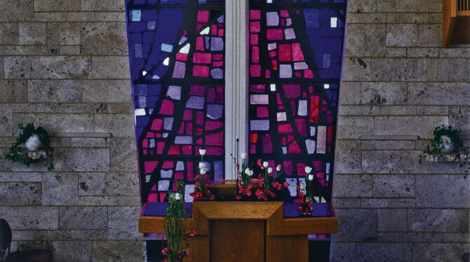 Von Winand Victor gestaltetes Fenster mit Kelchmotiv an der Altarwand der Neuapostolischen Kirche in Nehren, die inzwischen kein