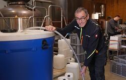Hans-Gerhard Fink füllt Ethanol in Kanister ab – händeringend benötigt von Apotheken. Auch Ursula Holders Stadtapotheke in Münsi