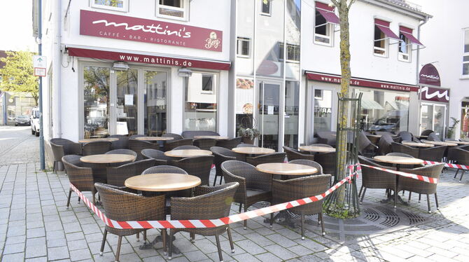 Draußen Absperrband, innen Handwerker: Im Mattinis wird aktuell der Holzboden geschliffen und neu eingelassen.  FOTOS: WEBER