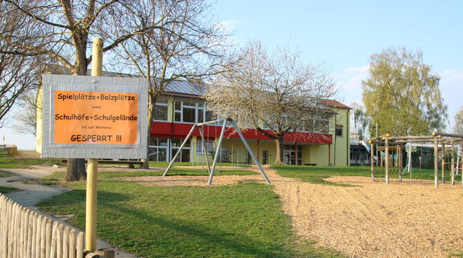 Abgesperrt: Auch für die Ganztagsbetreuung verlangt die Gemeinde bis Ende April keine Gebühren. FOTO: OECHSNER Abgesperrt: Auch für die Ganztagsbetreuung verlangt die Gemeinde bis Ende April keine Gebühren. FOTO: OECHSNER
